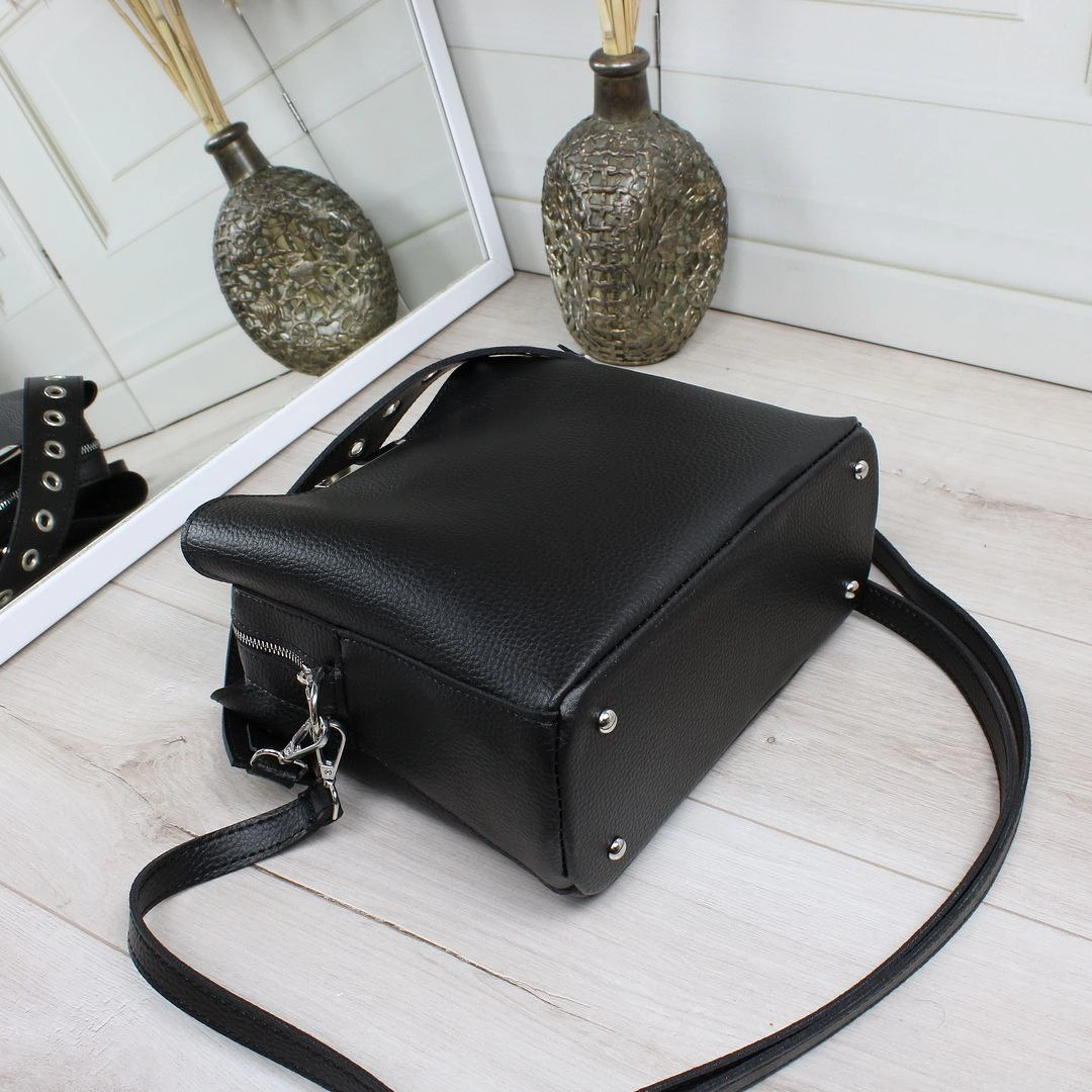 Жіноча сумка чорна класична еко-шкіра, практична та багатофункціональна